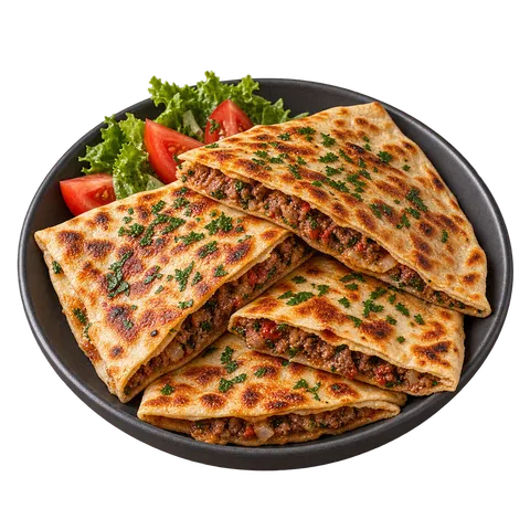 Gözleme : galettes turques dorées farcies à la viande hachée, avec salade et tomates
