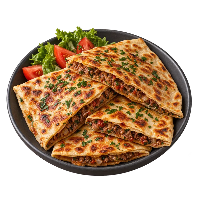 Gözleme : galettes turques dorées farcies à la viande hachée, avec salade et tomates