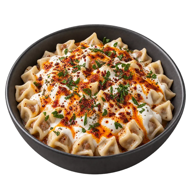Manti : petits raviolis turcs à la viande, sauce yaourt et beurre pimenté