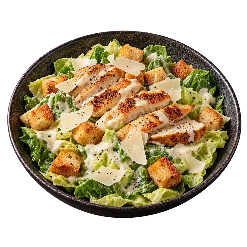 Salade César au poulet grillé, croûtons et copeaux de parmesan